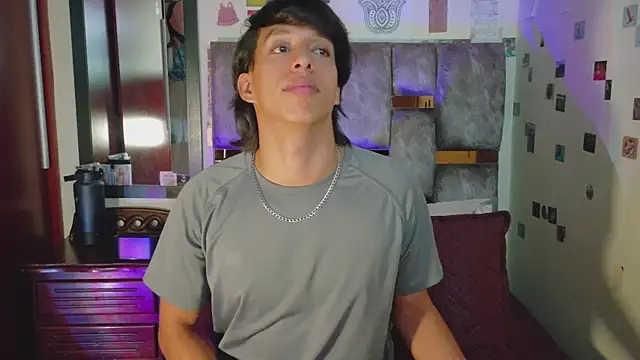 DannyPhantom555 online show from April 21, 9:28 pm