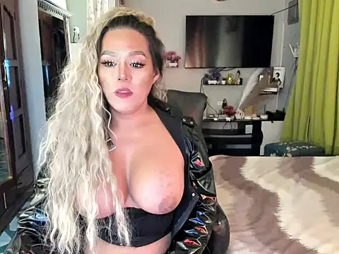 Snapshot of Queen_Angela6 chatting on October 16, 8:26 am Queen Angela6 online show from October 16, 8:26 am