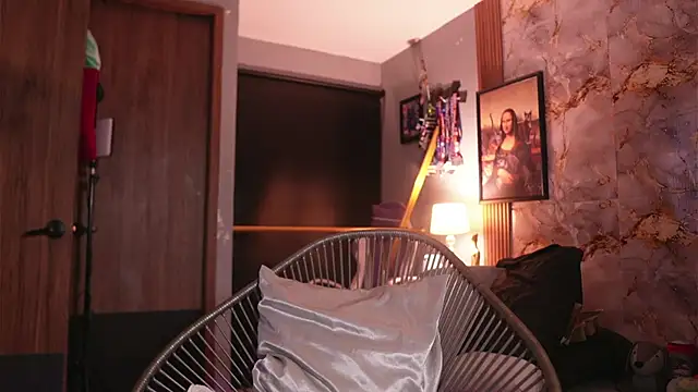 Snapshot of hannachris- chatting on December 1, 11:10 pm hannachris- online show from December 1, 11:10 pm