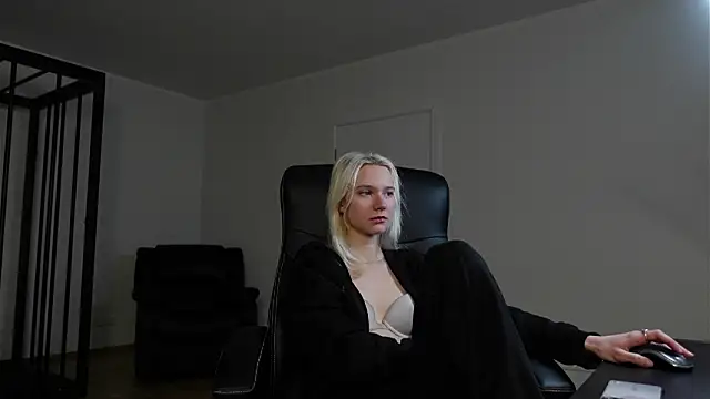 Laura Chaplin online show from February 8, 6:28 am