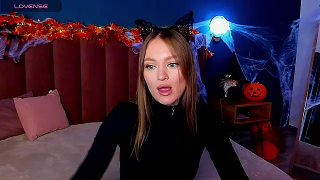 Snapshot of EvelynPoole chatting on October 24, 1:35 am EvelynPoole online show from October 24, 1:35 am