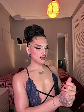 lacattiva online show from December 3, 8:18 pm