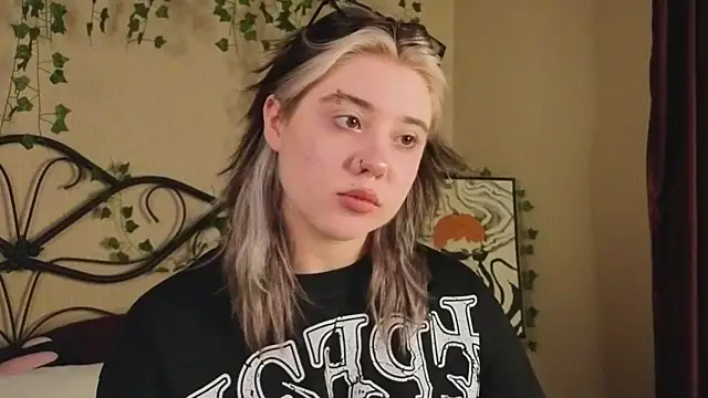 Snapshot of IrisSoCute chatting on October 29, 7:54 am IrisSoCute online show from October 29, 7:54 am