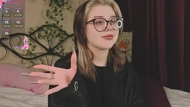 Snapshot of IrisSoCute chatting on December 5, 9:29 am IrisSoCute online show from December 5, 9:29 am