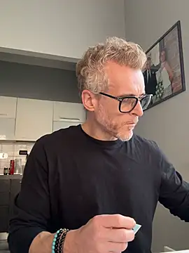 Axl hot online show from February 21, 11:22 am