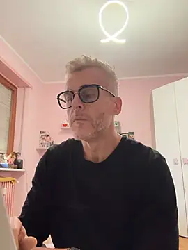 Axl hot online show from March 3, 11:27 am