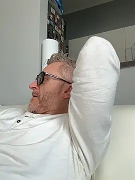 Axl hot online show from March 21, 1:37 pm