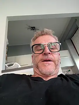 Axl hot online show from April 5, 10:34 am