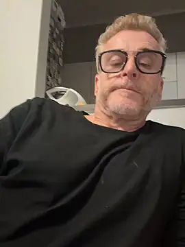 Axl hot online show from April 5, 11:46 pm