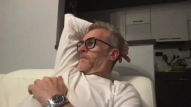 Axl hot online show from April 8, 9:15 pm