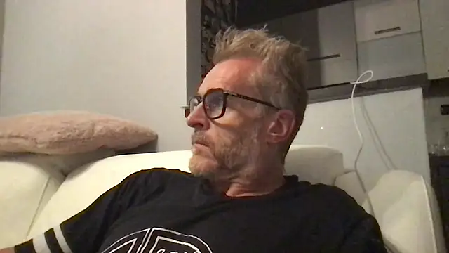 Axl hot online show from June 7, 10:24 pm