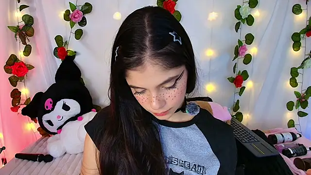 Snapshot of cutee_andrea chatting on November 19, 2:22 am cutee andrea online show from November 19, 2:22 am