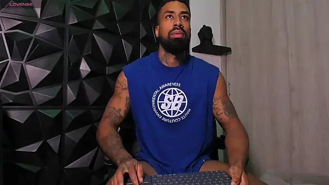 Snapshot of OstinDaniels chatting on October 31, 10:11 pm OstinDaniels online show from October 31, 10:11 pm