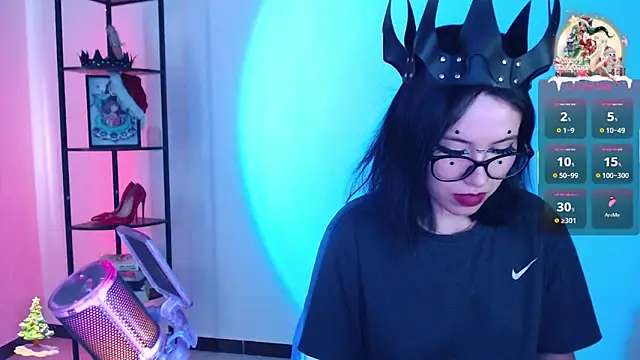 girldom online show from December 17, 8:59 pm