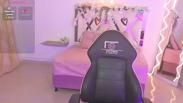 ZURY TAY online show from September 26, 11:36 am