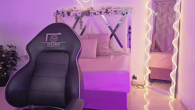 ZURY TAY online show from March 30, 11:55 am