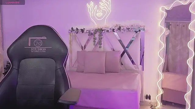 ZURY TAY online show from April 17, 11:57 am