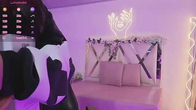 ZURY TAY online show from April 22, 11:45 am