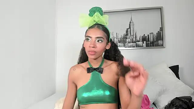 Snapshot of sarah_ashbourne chatting on October 31, 4:24 am sarah ashbourne online show from October 31, 4:24 am