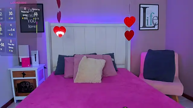 sarahyessica online show from April 16, 5:14 pm