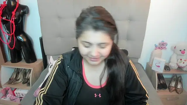 TifanyAmazinng online show from December 4, 12:25 pm