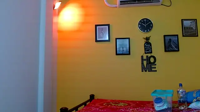 bellotabigtits18 online show from September 26, 9:52 pm