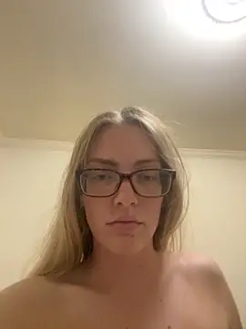 Snapshot of blondebaddi chatting on November 7, 3:50 am blondebaddi online show from November 7, 3:50 am
