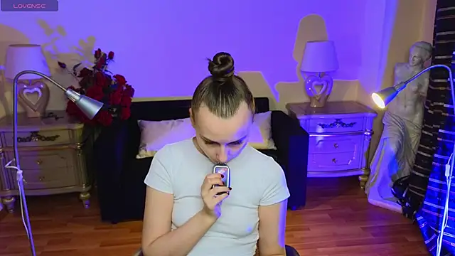 Kelly Cartier online show from October 10, 11:31 am