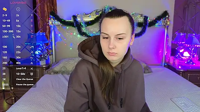 Kelly Cartier online show from December 17, 1:17 pm