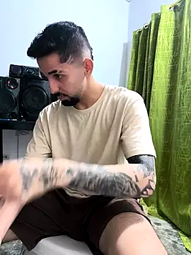 Snapshot of giannis090 chatting on October 12, 8:02 am giannis090 online show from October 12, 8:02 am