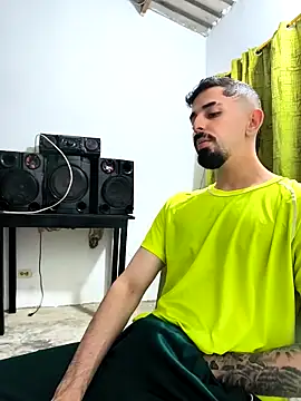 Snapshot of giannis090 chatting on October 19, 12:33 am giannis090 online show from October 19, 12:33 am