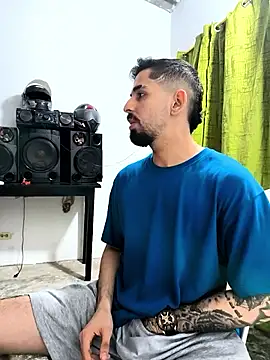 Snapshot of giannis090 chatting on October 22, 3:51 am giannis090 online show from October 22, 3:51 am