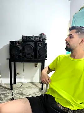 Snapshot of giannis090 chatting on October 22, 7:35 pm giannis090 online show from October 22, 7:35 pm