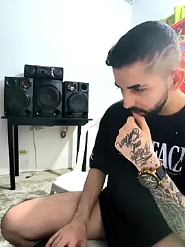 Snapshot of giannis090 chatting on November 22, 9:47 pm giannis090 online show from November 22, 9:47 pm