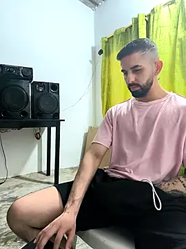 Snapshot of giannis090 chatting on November 28, 8:33 pm giannis090 online show from November 28, 8:33 pm