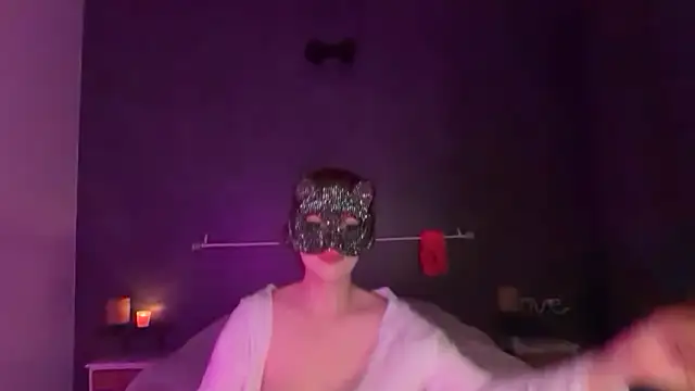 Lunahadidd online show from April 24, 6:10 pm