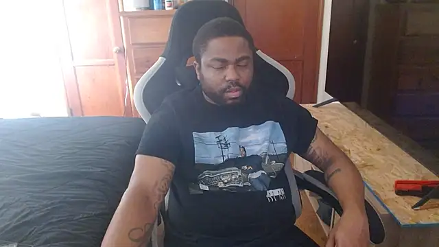 Snapshot of Breadwinnah chatting on February 25, 6:28 pm Breadwinnah online show from February 25, 6:28 pm