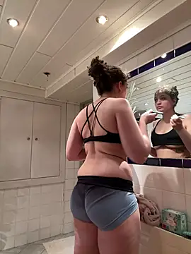 DreamThickCouple online show from April 14, 7:09 pm