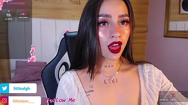 Snapshot of Abril_Velvet_a_ chatting on October 22, 7:46 pm Abril Velvet a online show from October 22, 7:46 pm