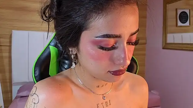Snapshot of Abril_Velvet_a_ chatting on November 23, 1:27 am Abril Velvet a online show from November 23, 1:27 am
