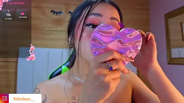 Snapshot of Abril_Velvet_a_ chatting on December 16, 12:43 pm Abril Velvet a online show from December 16, 12:43 pm