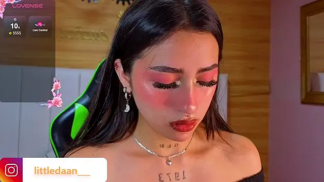 Snapshot of Abril_Velvet_a_ chatting on December 20, 12:45 pm Abril Velvet a online show from December 20, 12:45 pm
