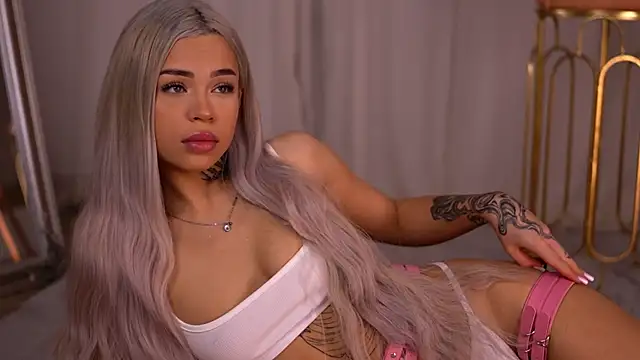 Snapshot of NickyBenz chatting on October 25, 6:02 pm NickyBenz online show from October 25, 6:02 pm