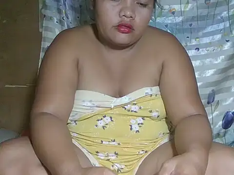 Snapshot of hot_mom13 chatting on October 24, 7:05 am hot mom13 online show from October 24, 7:05 am