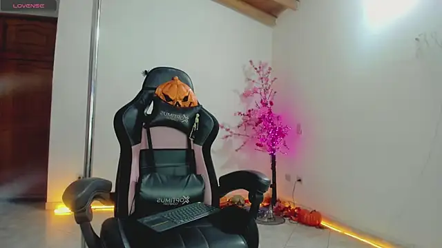 Snapshot of auraeroticaxxx chatting on October 24, 4:53 am auraeroticaxxx online show from October 24, 4:53 am