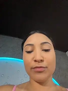 ReinaChloe online show from November 3, 3:57 pm