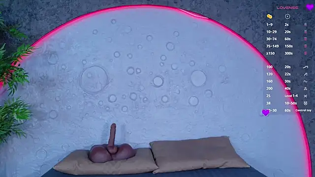 ReinaChloe online show from April 18, 4:33 pm