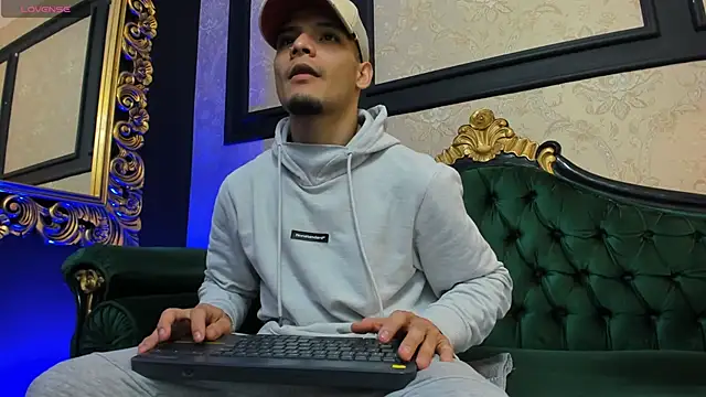 AlessandroKiing online show from September 28, 2:33 pm