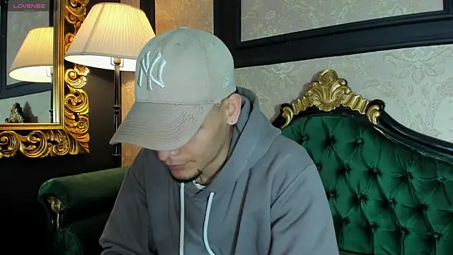 AlessandroKiing online show from April 29, 12:48 am