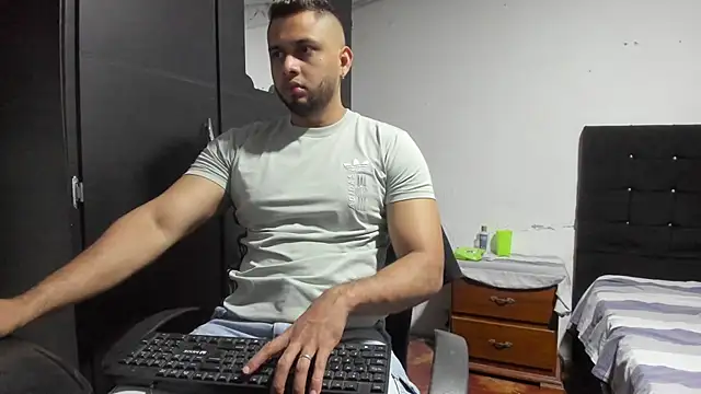Snapshot of Ryan_xc1 chatting on July 14, 3:33 am Ryan xc1 online show from July 14, 3:33 am